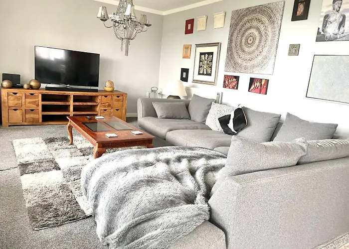Spacious, Smart Near City Centre And Coop Arena Free Parking